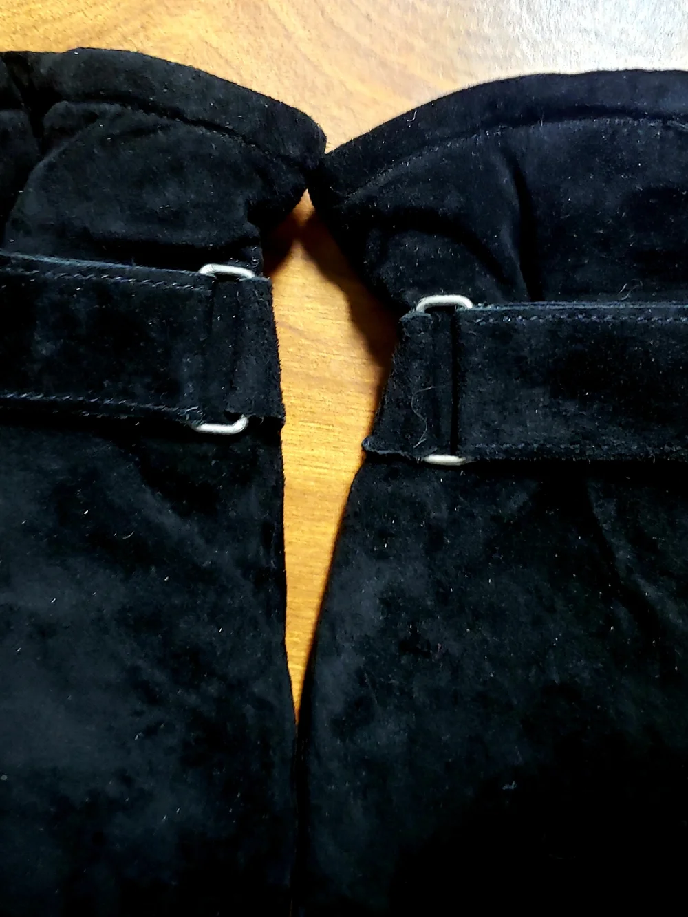 Isotoner Black Genuine Leather Women's Gloves With Adjustable Strap - Picture 3 of 5